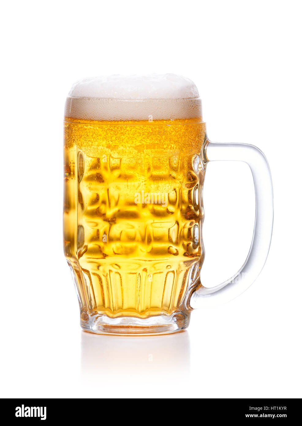 Becher frisches Bier auf weißem Hintergrund Stockfoto