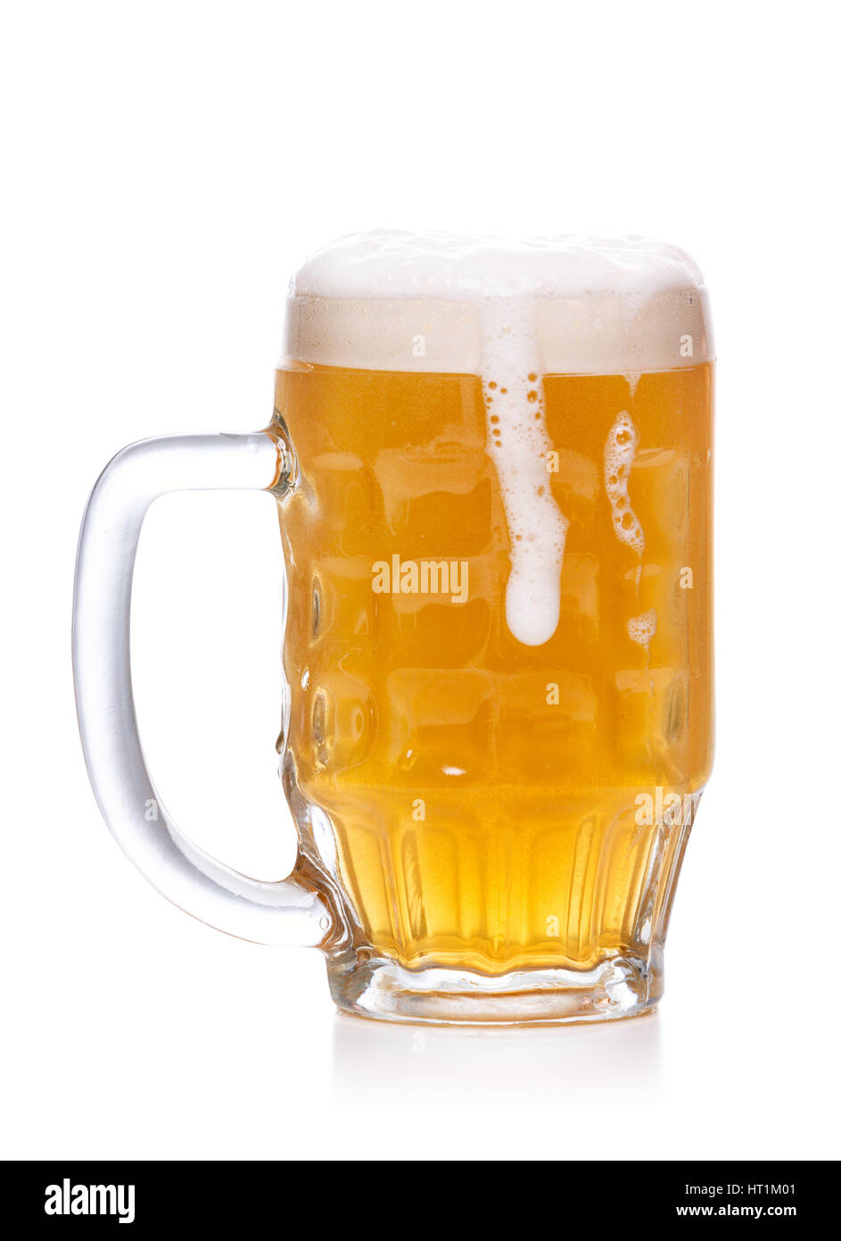 Becher helles Bier mit Schaum auf weißem Hintergrund Stockfoto