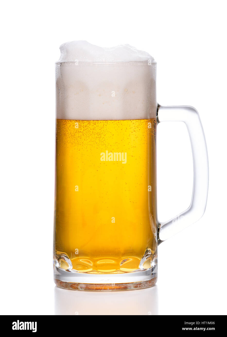 Frostigen Becher helles Bier auf weißem Hintergrund Stockfoto