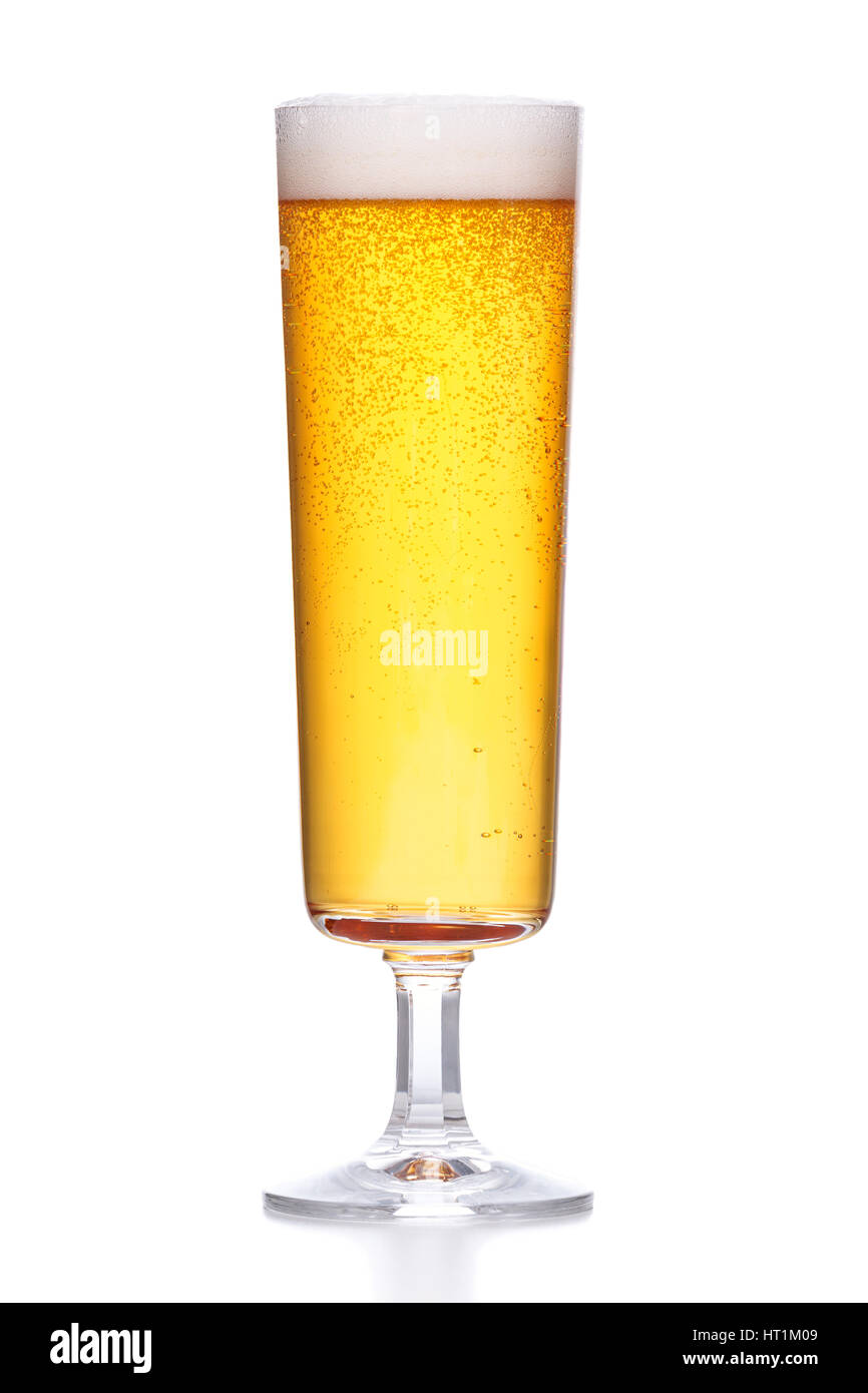 helles Bier mit Schaum auf weißem Hintergrund Stockfoto