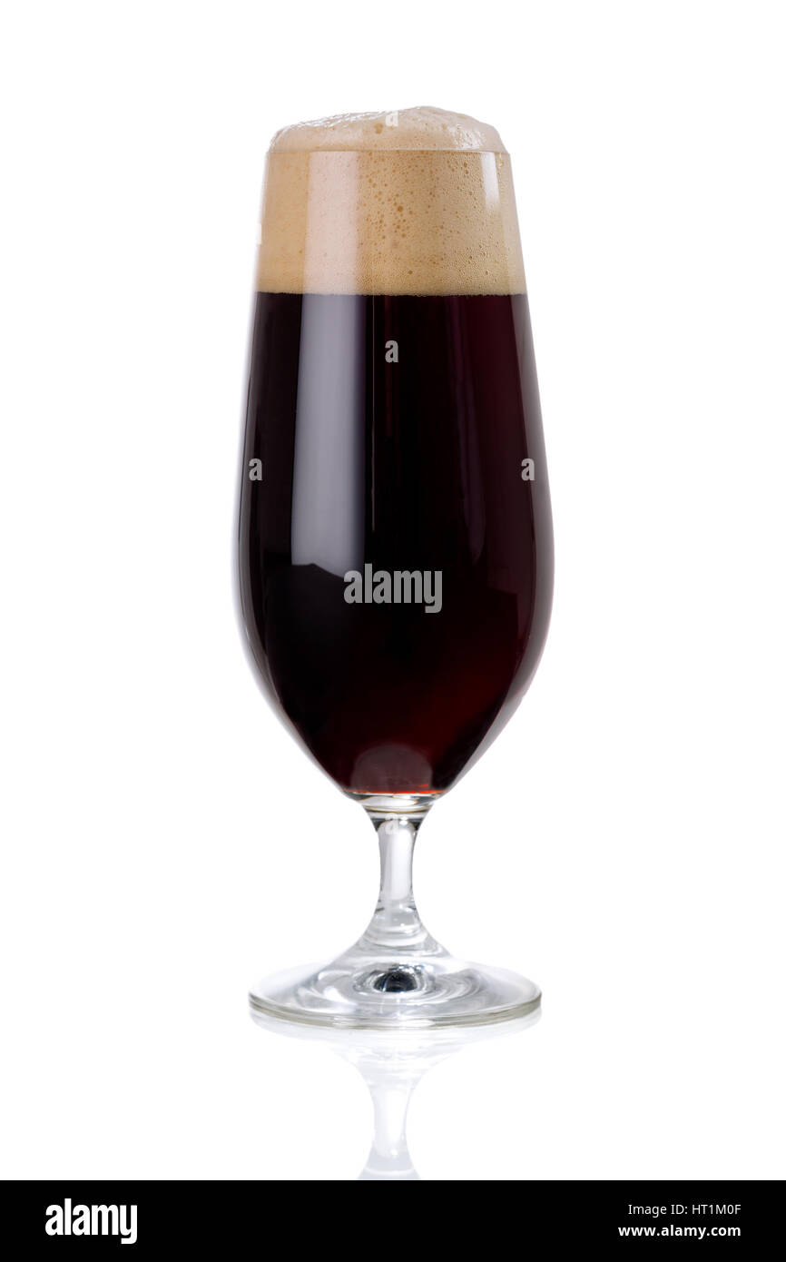 dunkles Bier mit Schaum auf weißem Hintergrund Stockfoto