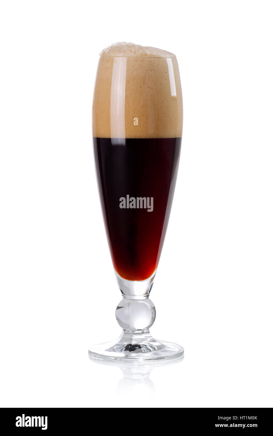 elegantes Glas dunkles Bier mit Schaum isoliert auf weißem Hintergrund Stockfoto