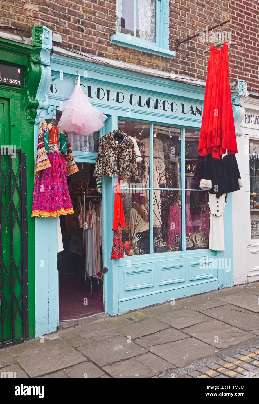 London, Islington "Cloud Cuckoo Land" - ein Vintage-Modegeschäft für Damenbekleidung in Charlton Place, neben dem Camden Passage Stockfoto