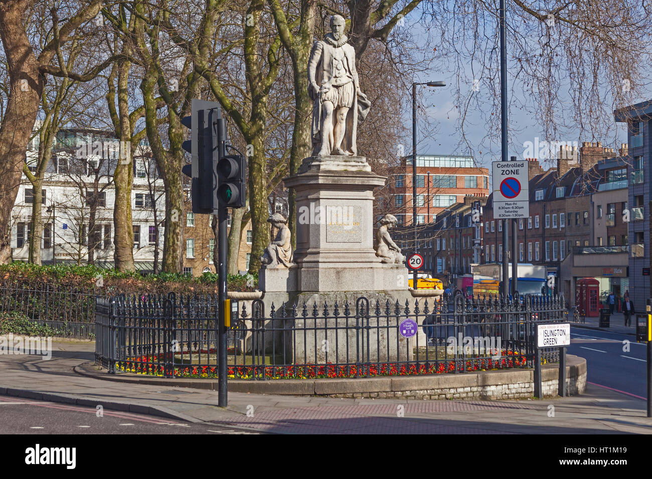 Islington Green, am Zusammenfluss von Upper Street und Essex Road, Islington, mit der Statue von Sir Hugh Myddleton, Designer des New River Stockfoto