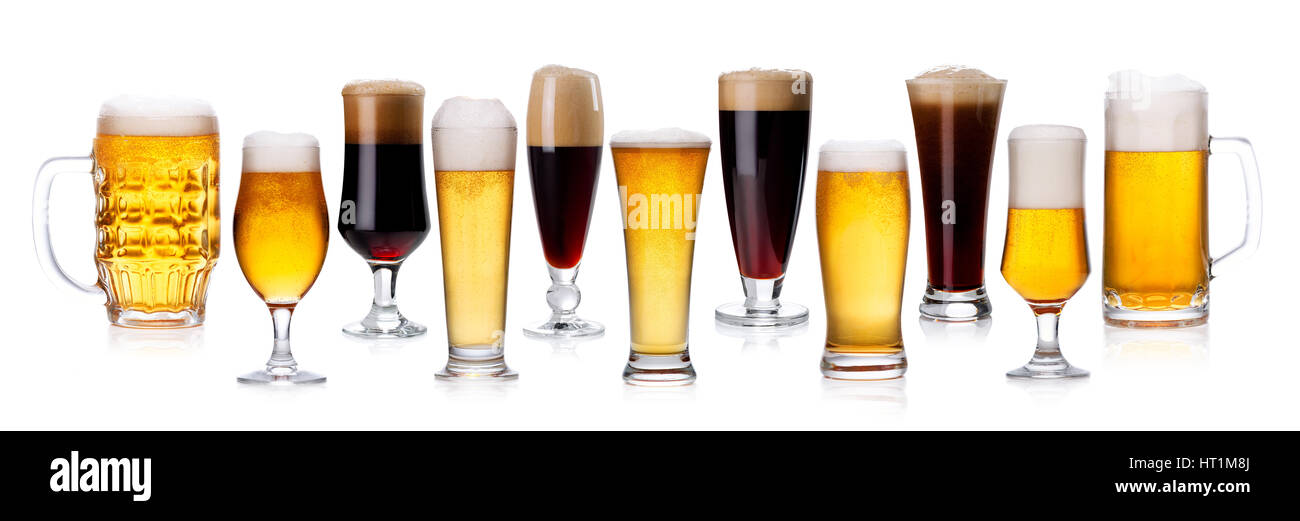 Reihe von verschiedenen Arten von Bier mit Schaum im Glas isoliert auf weißem Hintergrund Stockfoto