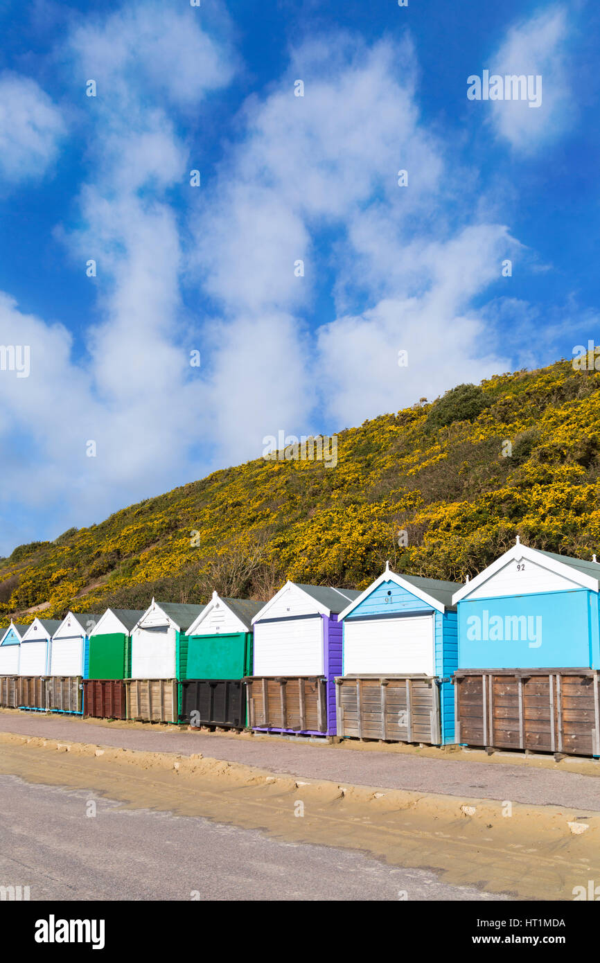 Strandhütten bei mittleren Chine Promenade in Bournemouth, Dorset, Großbritannien im März Stockfoto