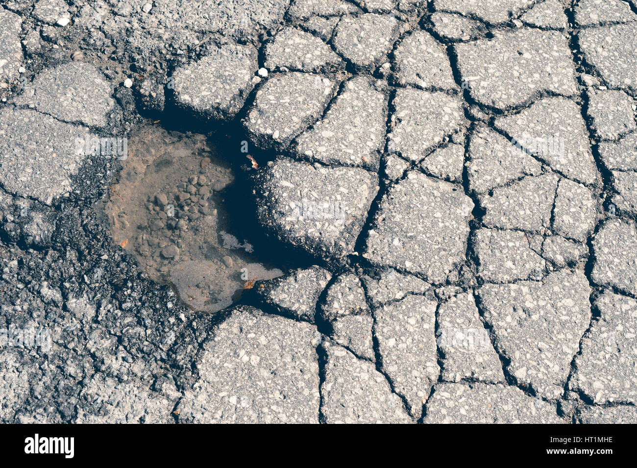Große Tiefen Schlagloch mit verblassten Wirkung in Montreal Street, Kanada. Stockfoto