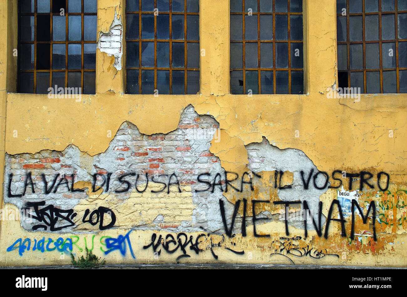 Padua, Italien. Universitären Bereich: ein Schild an der Wand gegen den Hochgeschwindigkeitszug in das Val di Susa: das Val di Susa werden Ihre Vietnam. Stockfoto