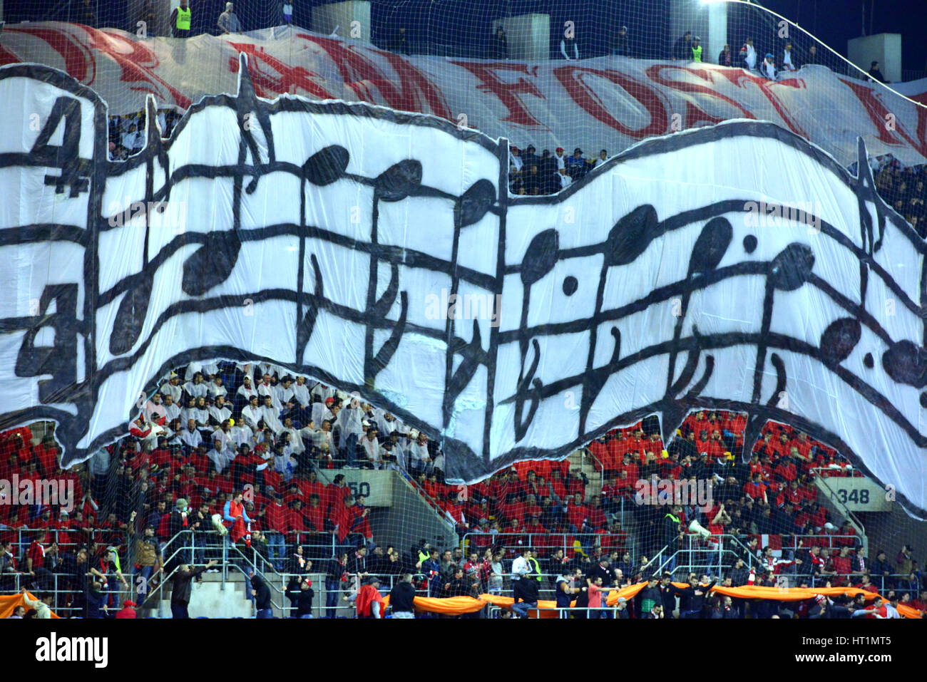 Bukarest - APRIL 17: Choreographie von Fußball-Fans von Dinamo Bukarest während eines Spiels gegen Steaua Bukarest, in der National Arena Stadion, final sc Stockfoto