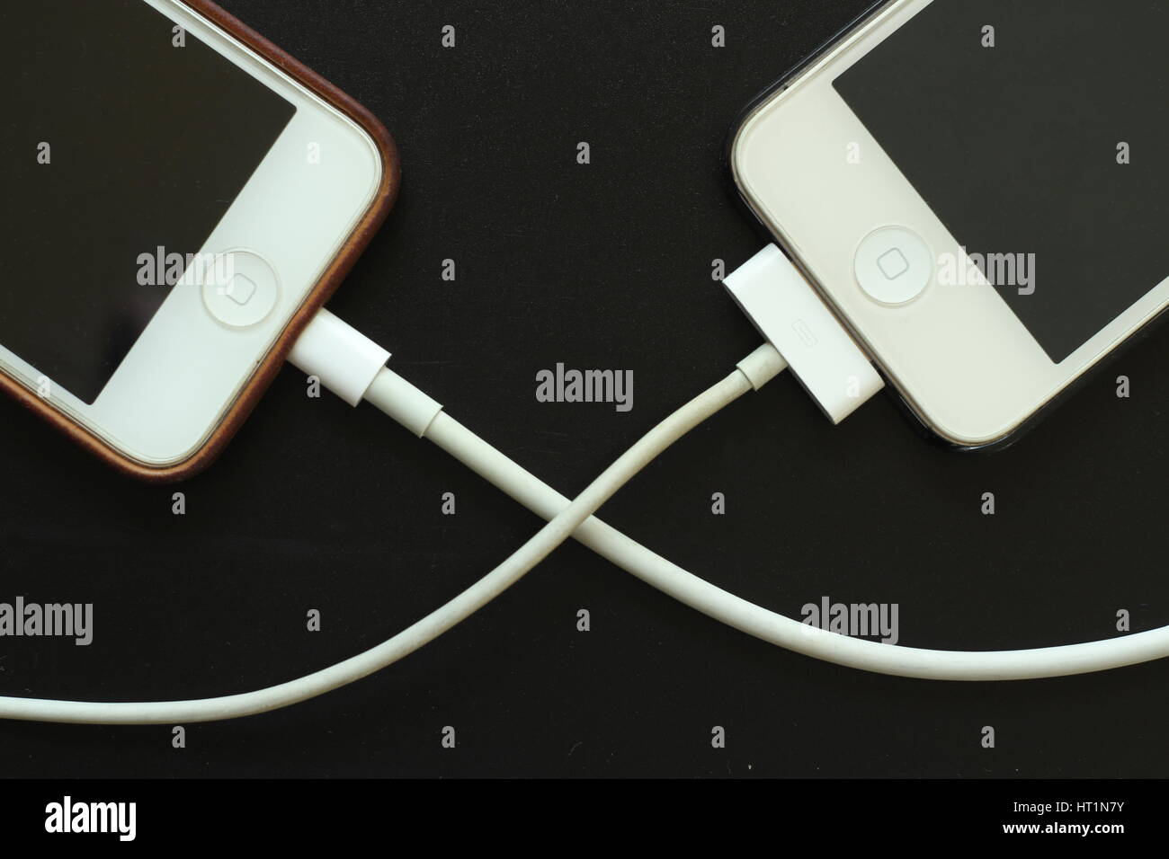 Smartphones verbunden Kabel, Datenübertragung, Kommunikationsverbindung Stockfoto