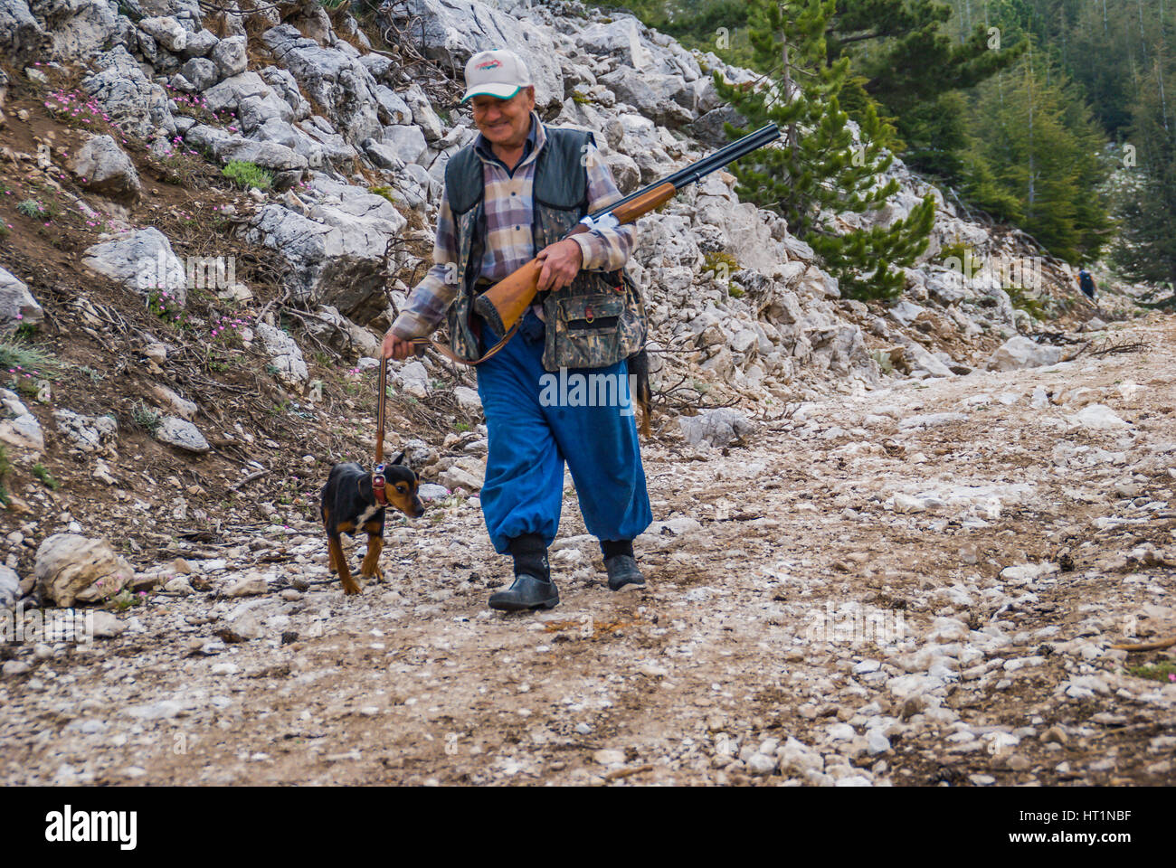 Jäger mit seinem Hund und Gewehr Jagd Stockfoto