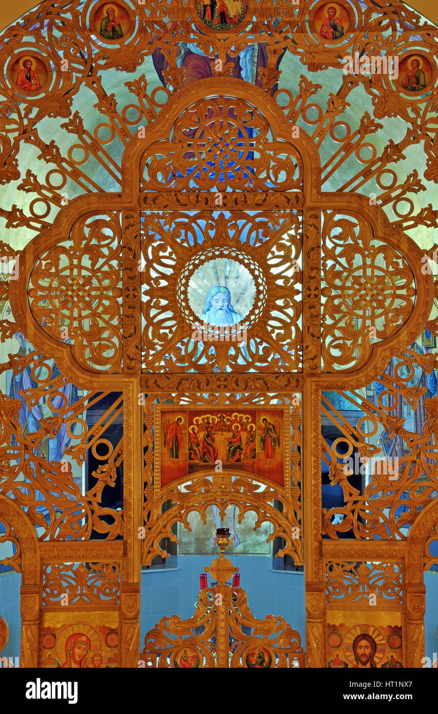 CLUJ - 14.September: Geschnitzte Holzkreuz in der neu gebauten griechisch-katholischen Kirche. Rumänien hat die höchste Anzahl von Kirchen pro Kopf in Europa Stockfoto