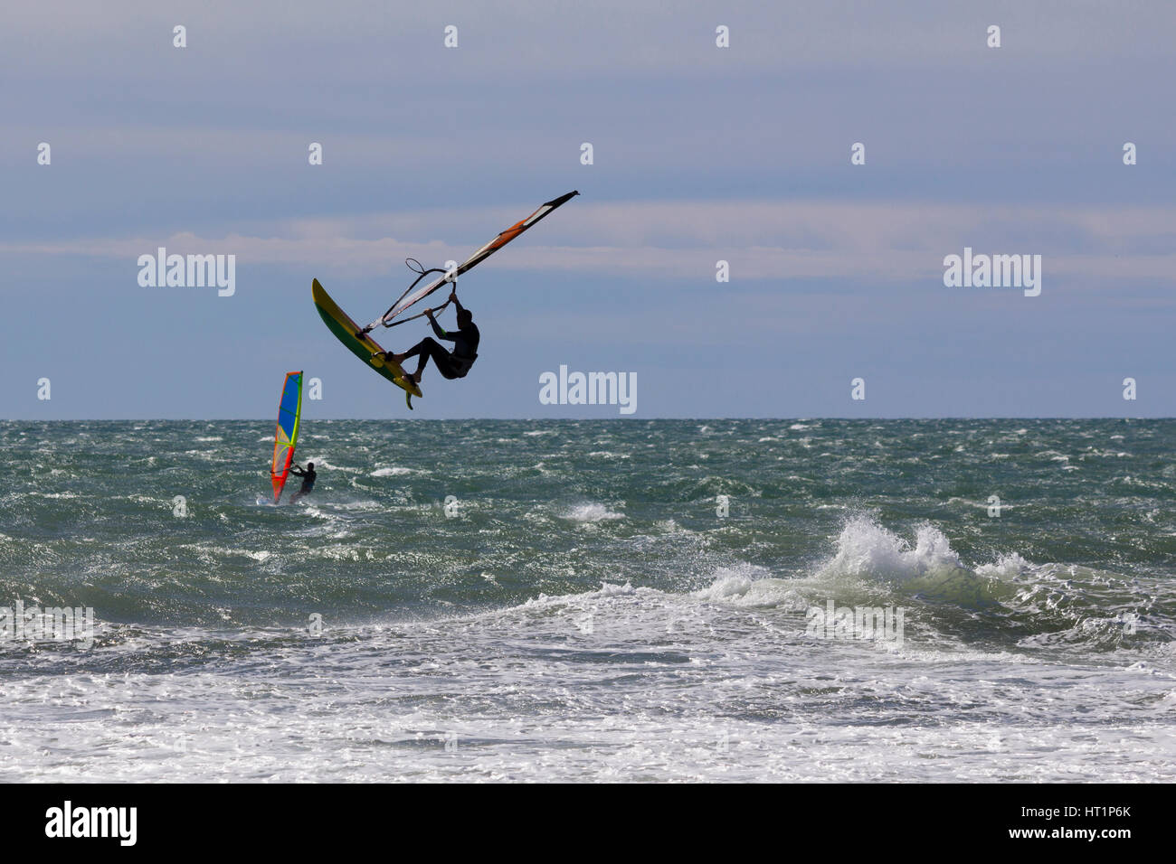 Windsurf-akrobatischen Sprung im Meer Stockfoto