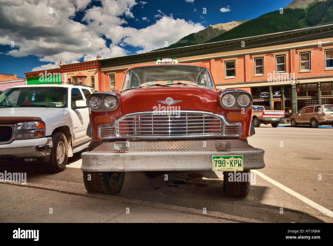 Checker Taxi, als Werbung für lokale Grumpy Restaurant auf Greene Street, Silverton, Colorado, USA Stockfoto