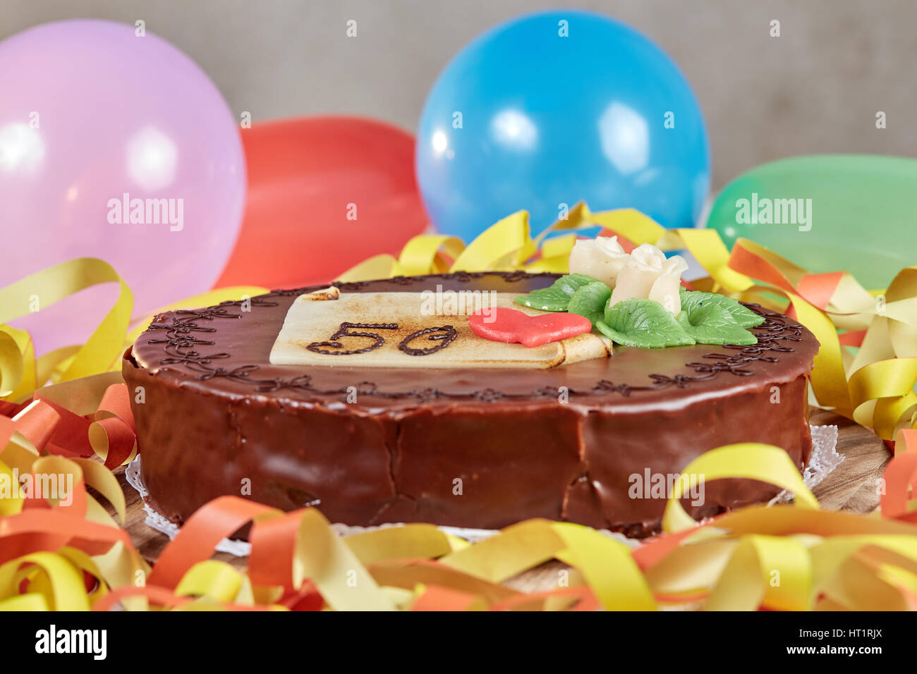 Geburtstagsschokolade Kuchen Woth Luftschlangen und Luftballons für party Stockfoto