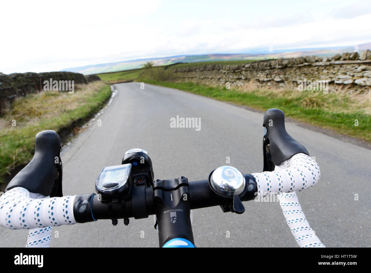 Ein ganz Land Lane niedrigen Winkel des Lenkers Radfahrer radeln Stockfoto
