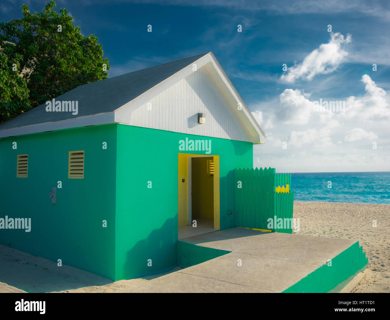 Öffentliches sanitäre Grüngebäude am West Bay Beach in der Karibik, Grand Cayman, Cayman Islands Stockfoto
