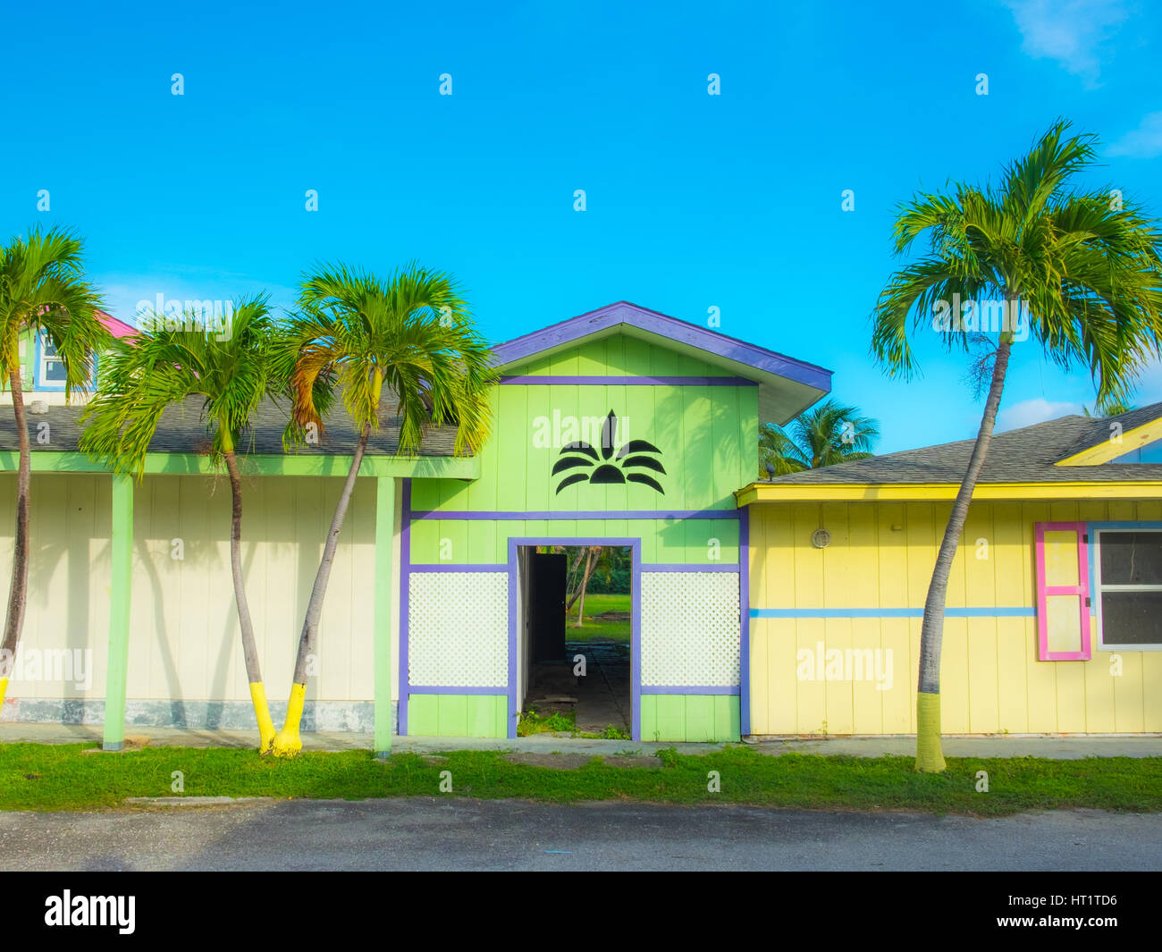 Leerstehende Gebäude, im Karibischen Stil, von Palmen beschattet, Grand Cayman, Cayman Islands Stockfoto