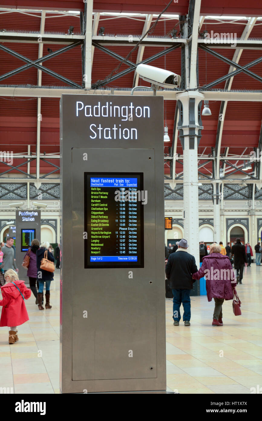 Passagiere, die an- und Abreise vom Bahnhof Paddington in London England - die Station hat eine Menge Abfahrts- und Ankunftszeiten Boards für info Stockfoto