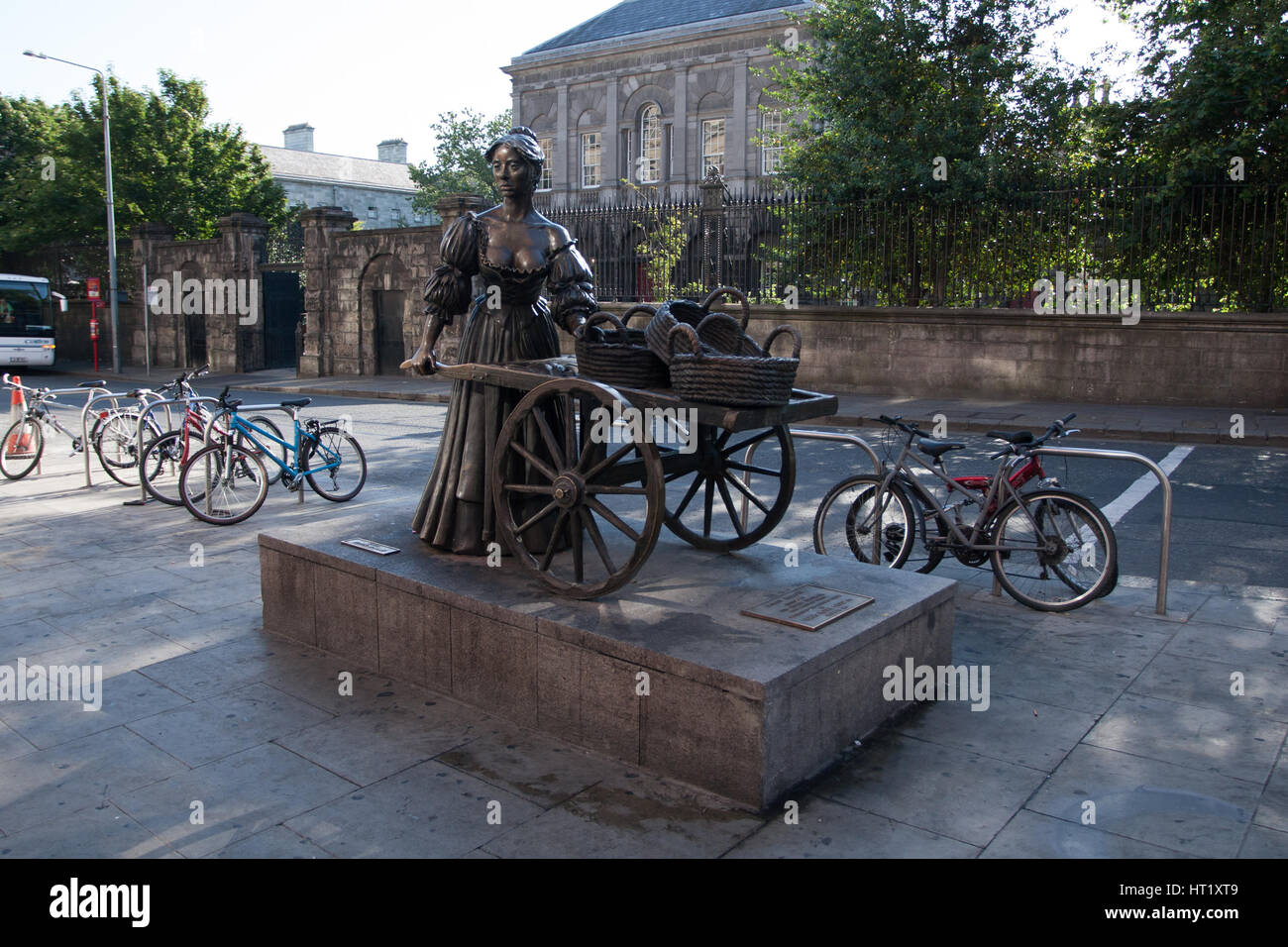 Molly Malone Statue mit Trinity College im Hintergrund. Stockfoto