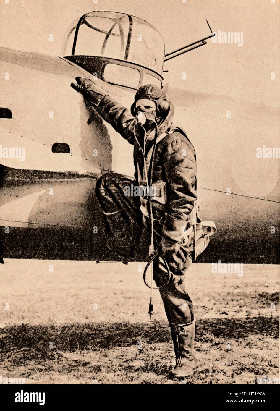 Voll ausgestattet für Luftkampf; Sauerstoff, radio, elektrisch beheizte Kleidung und mit dem Fallschirm, 1940. Künstler: unbekannt Stockfoto