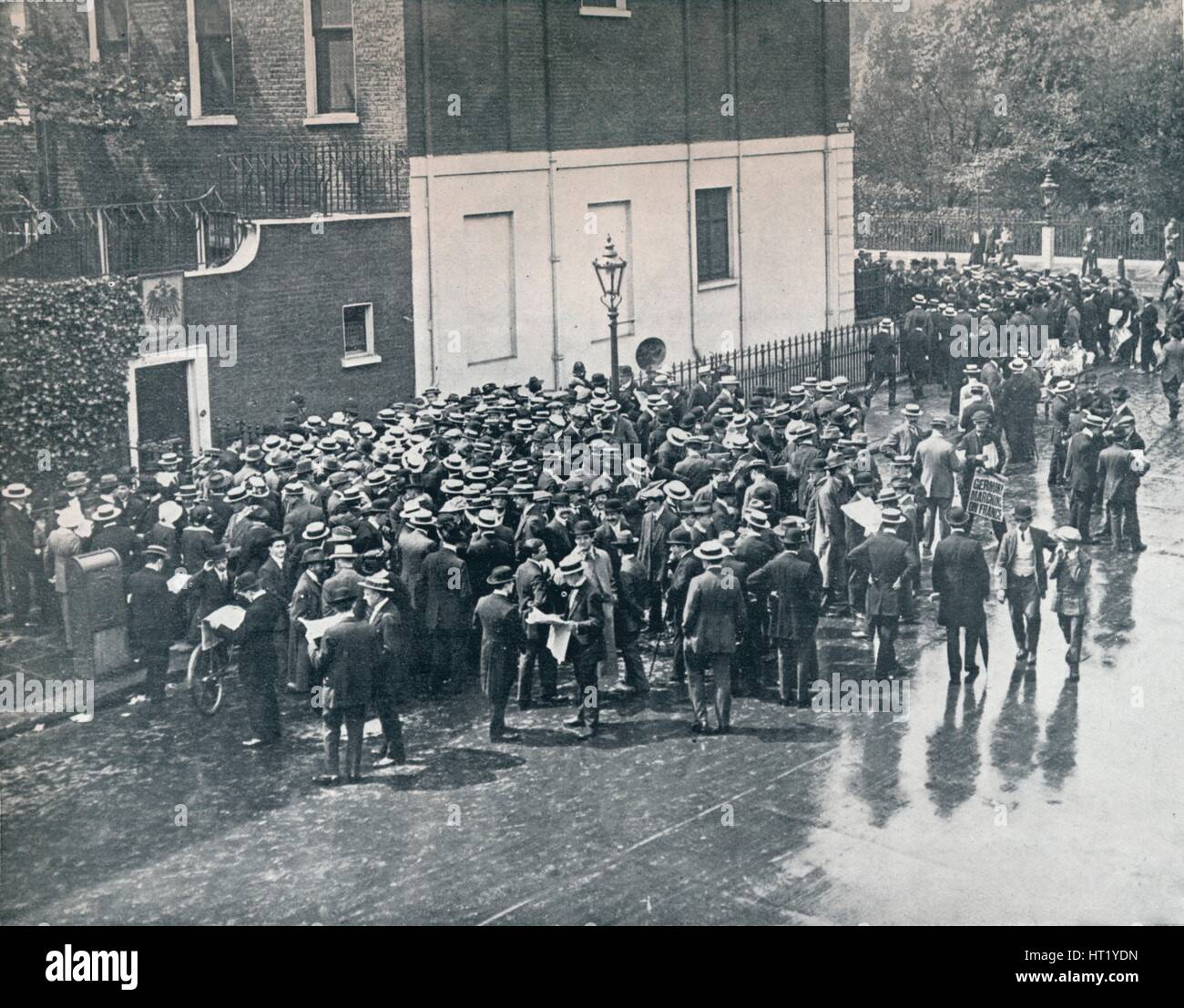 Vor England den Krieg erklärt: Deutsche Reservisten warten außerhalb deutschen Konsulat in London, 1914. Künstler: unbekannt Stockfoto