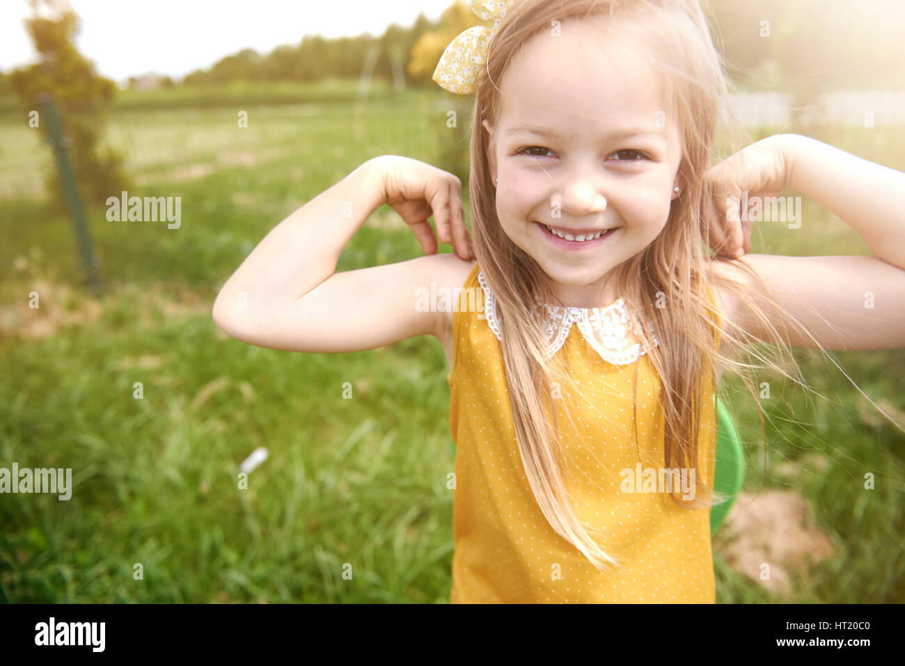 Schöne kleine Mädchen eine Spielwiese Stockfoto