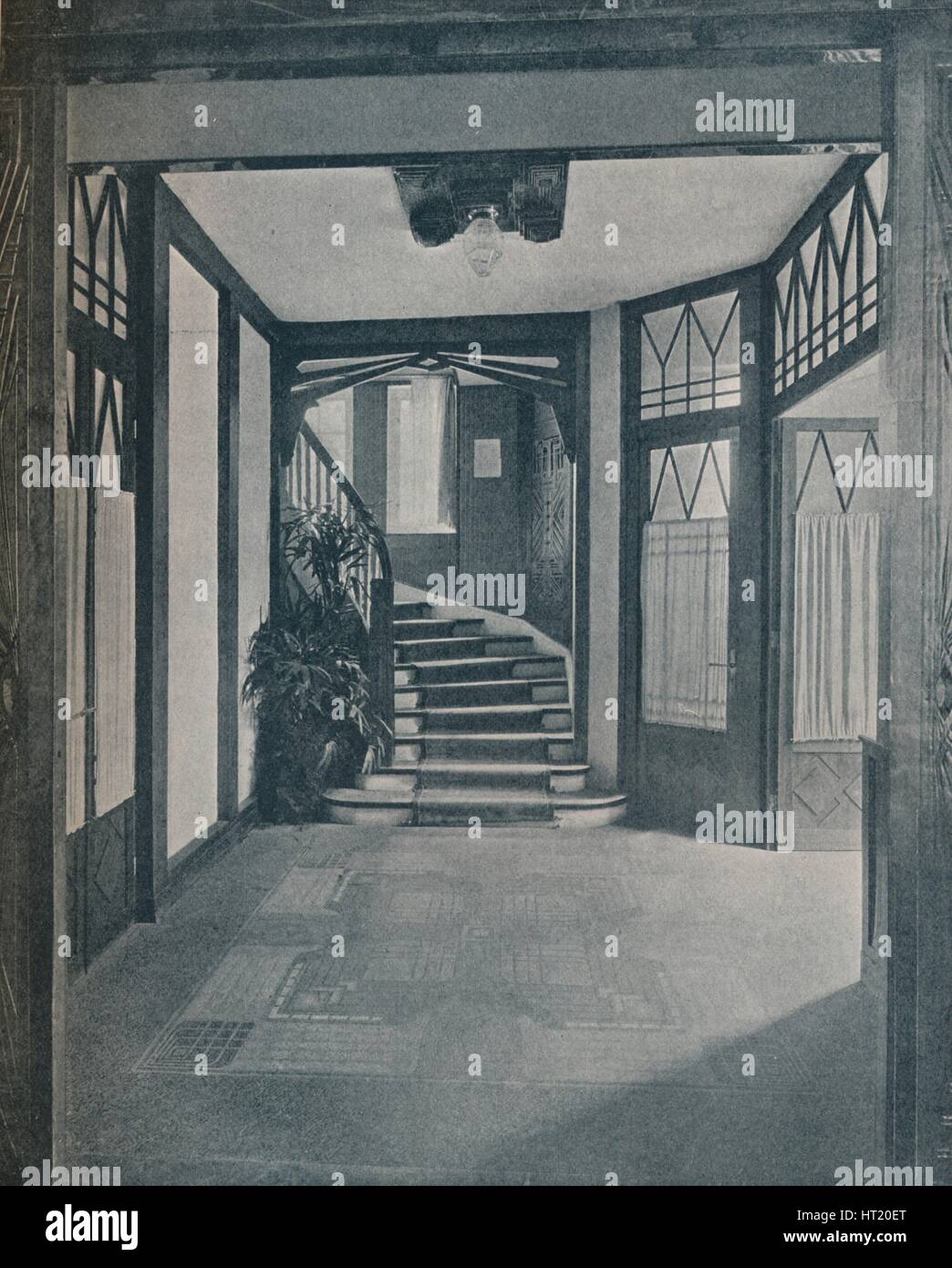 Der Boden und das Treppenhaus des Behrens House, entworfen von Peter Behrens, 1901. Künstler: unbekannt. Stockfoto