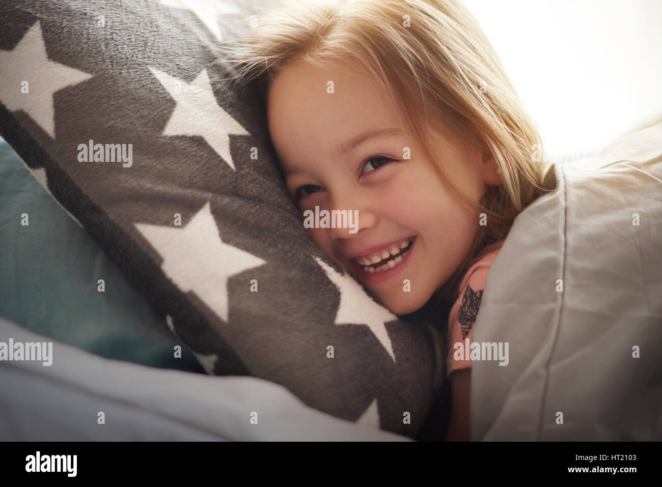 Lustige Momente im Bett Stockfoto