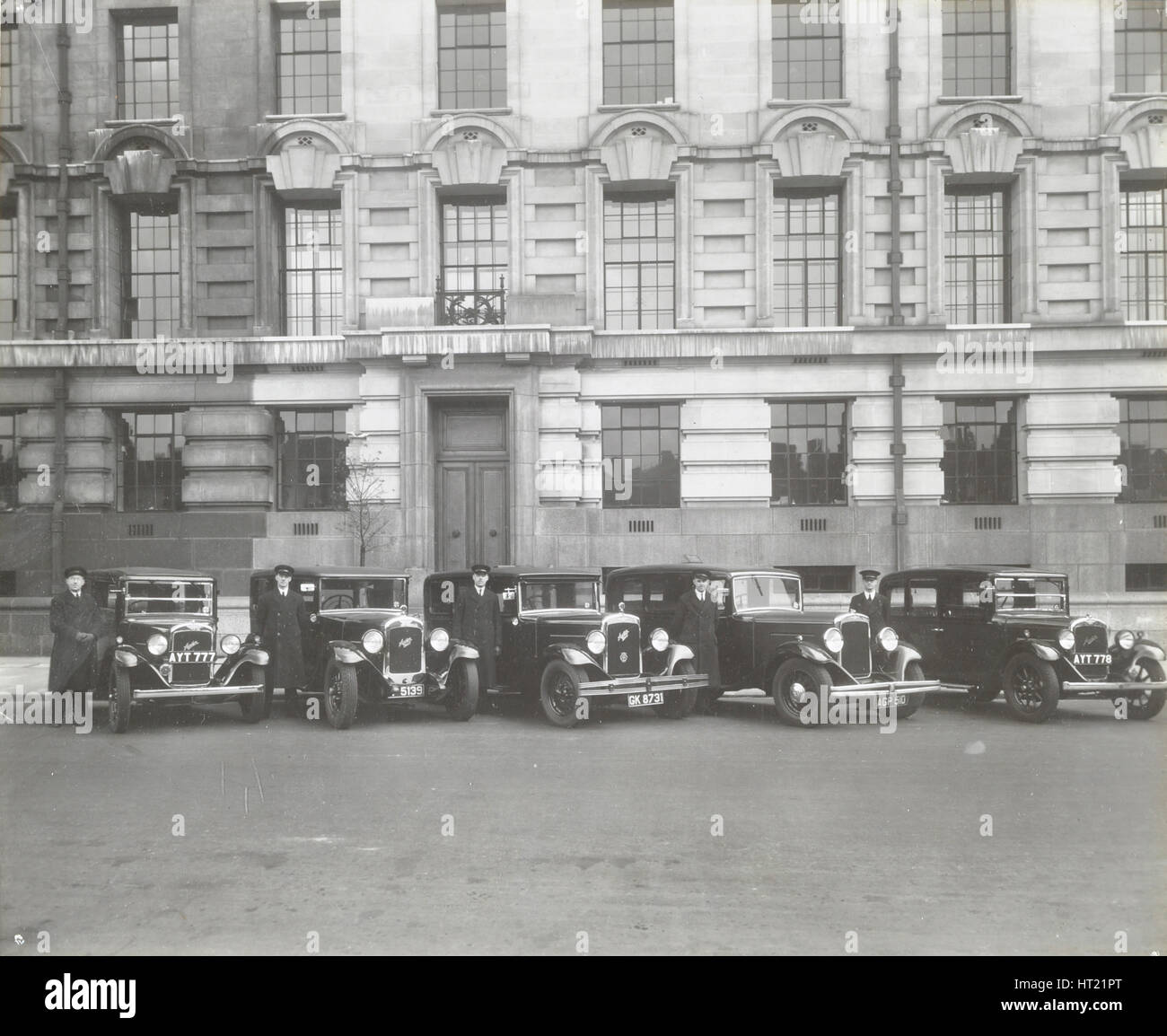 Offizielle London County Council Autos und Chauffeure, County Hall, London, 1935. Künstler: unbekannt. Stockfoto