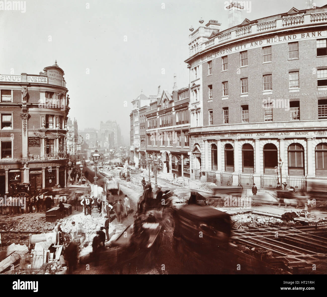 Straßenbahn Elektrifizierung an der Kreuzung der Goswell Road und Old Street, London, 1906. Künstler: unbekannt. Stockfoto