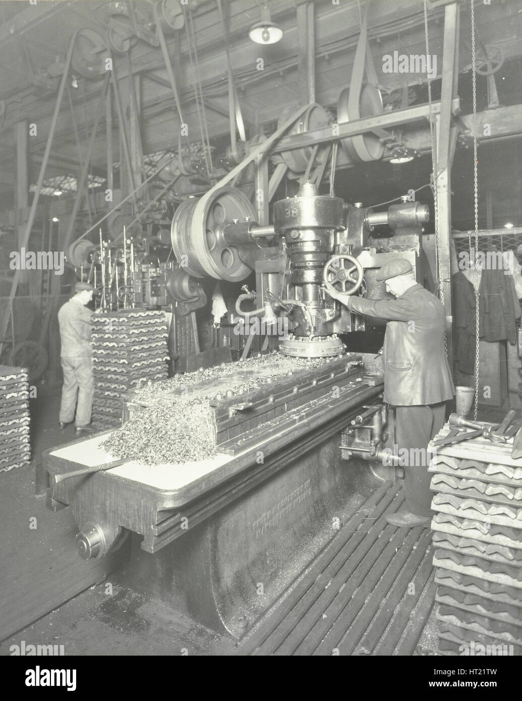 Mann mit einem Miller und Hobel, Reparatur Zentraldepot Charlton, London, 1932. Künstler: unbekannt. Stockfoto
