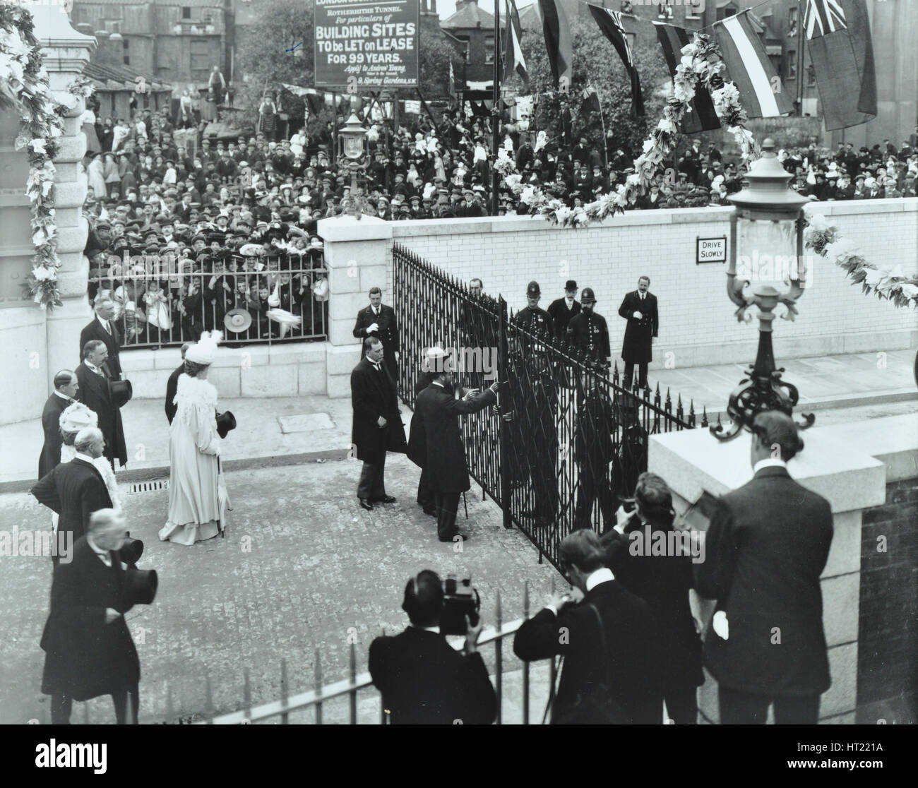 Der Prinz von Wales eröffnet offiziell die Rotherhithe Tunnel, Bermondsey, London, 1908. Künstler: unbekannt. Stockfoto