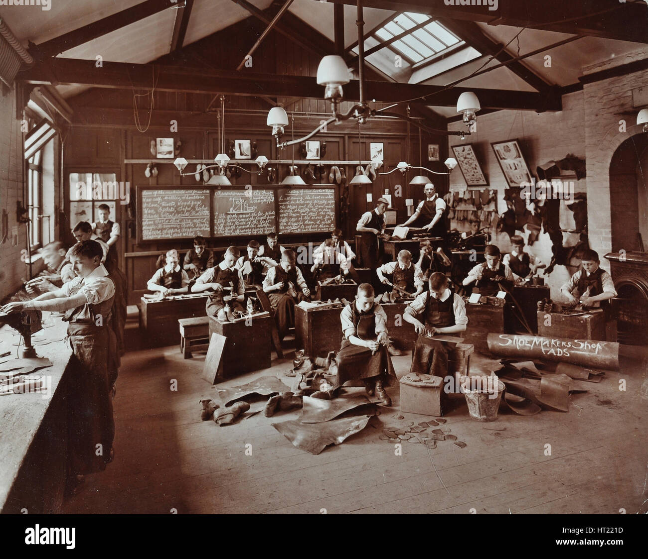 Jungen, die Herstellung von Schuhen an der Anerley Residential School für Elder Gehörlosen jungen, Geld, 1908.  Künstler: unbekannt. Stockfoto