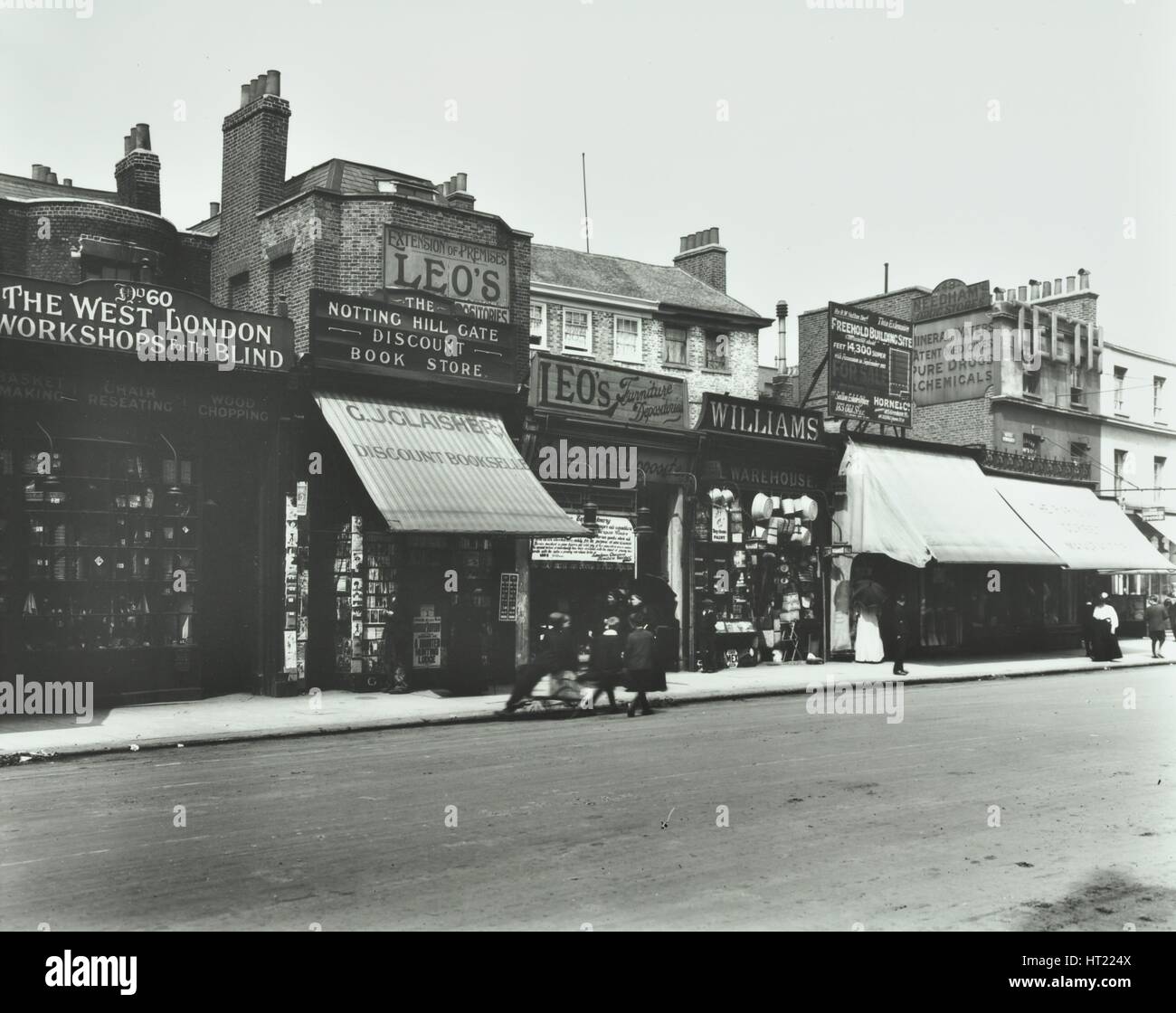 Reihe von Geschäften, darunter die West London Workshops für Blinde, London, 1913. Künstler: unbekannt. Stockfoto