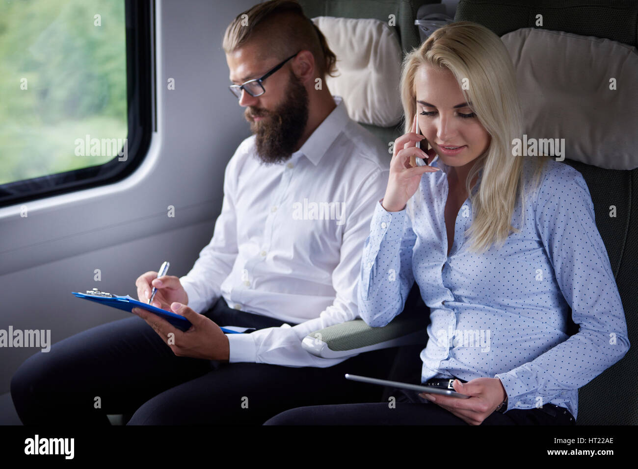 Business-paar mit dem Zug reisen Stockfoto