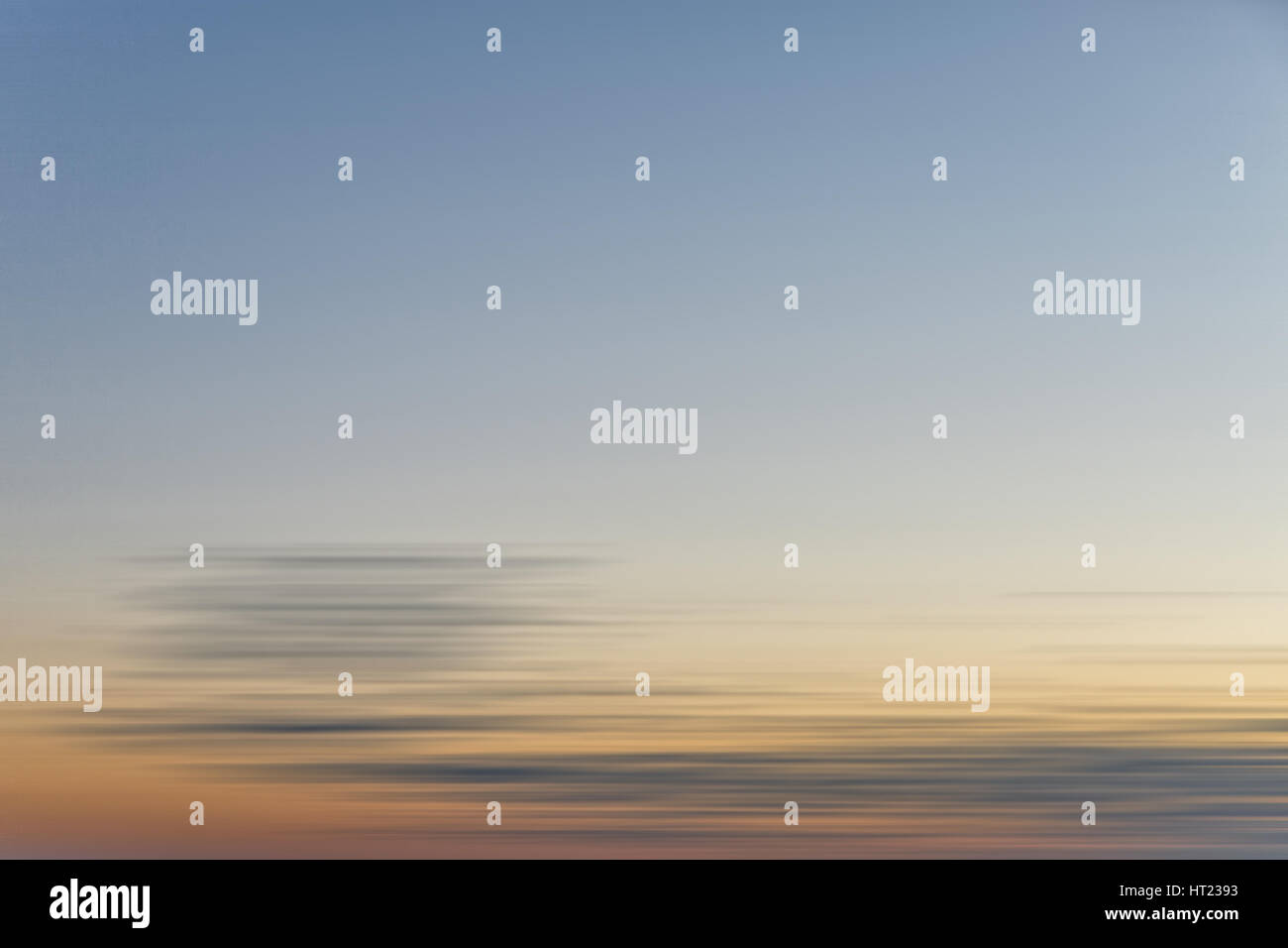 Bunte Sonnenaufgang mit Langzeitbelichtung Wirkung, horizontale Bewegung für den Hintergrund unscharf Stockfoto