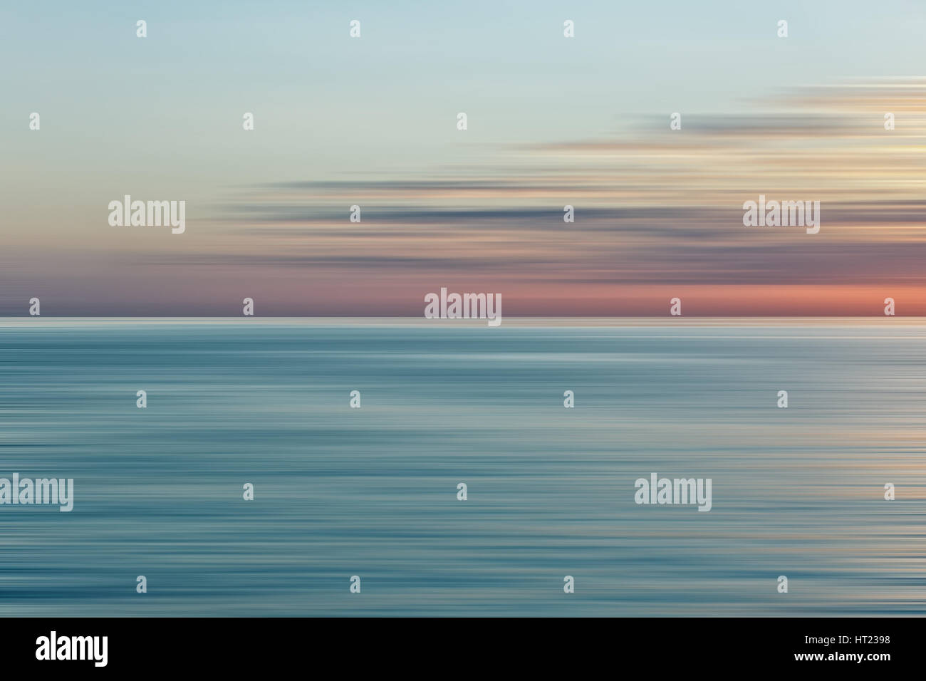 Bunte Sonnenaufgang mit Langzeitbelichtung Wirkung, horizontale Bewegung für den Hintergrund unscharf Stockfoto