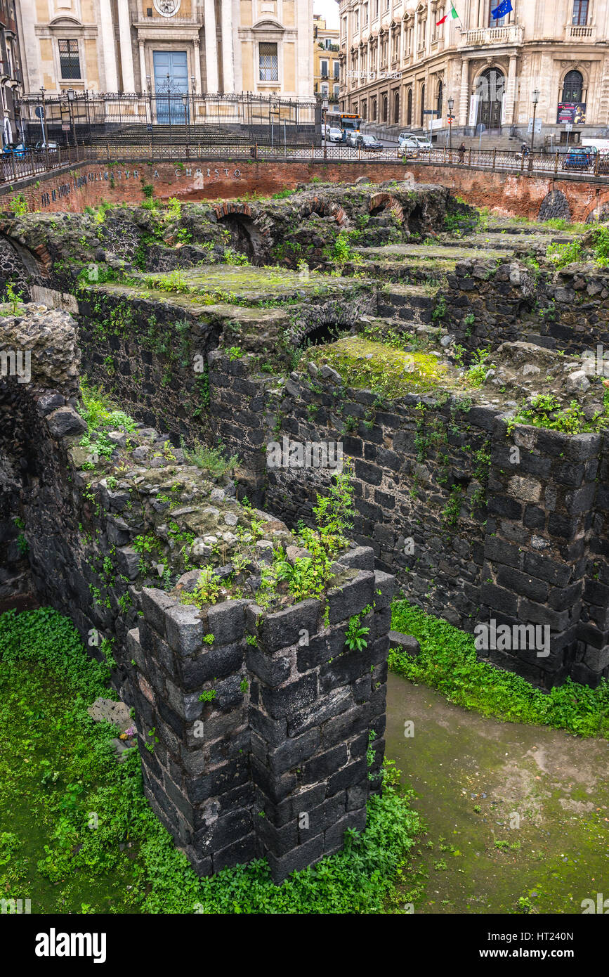 Ruinen von Roman Amphitheatre auf Piazza Stesicoro (Stesicoro Quadrat) in der Stadt Catania auf der Ostseite der Insel Sizilien, Italien Stockfoto