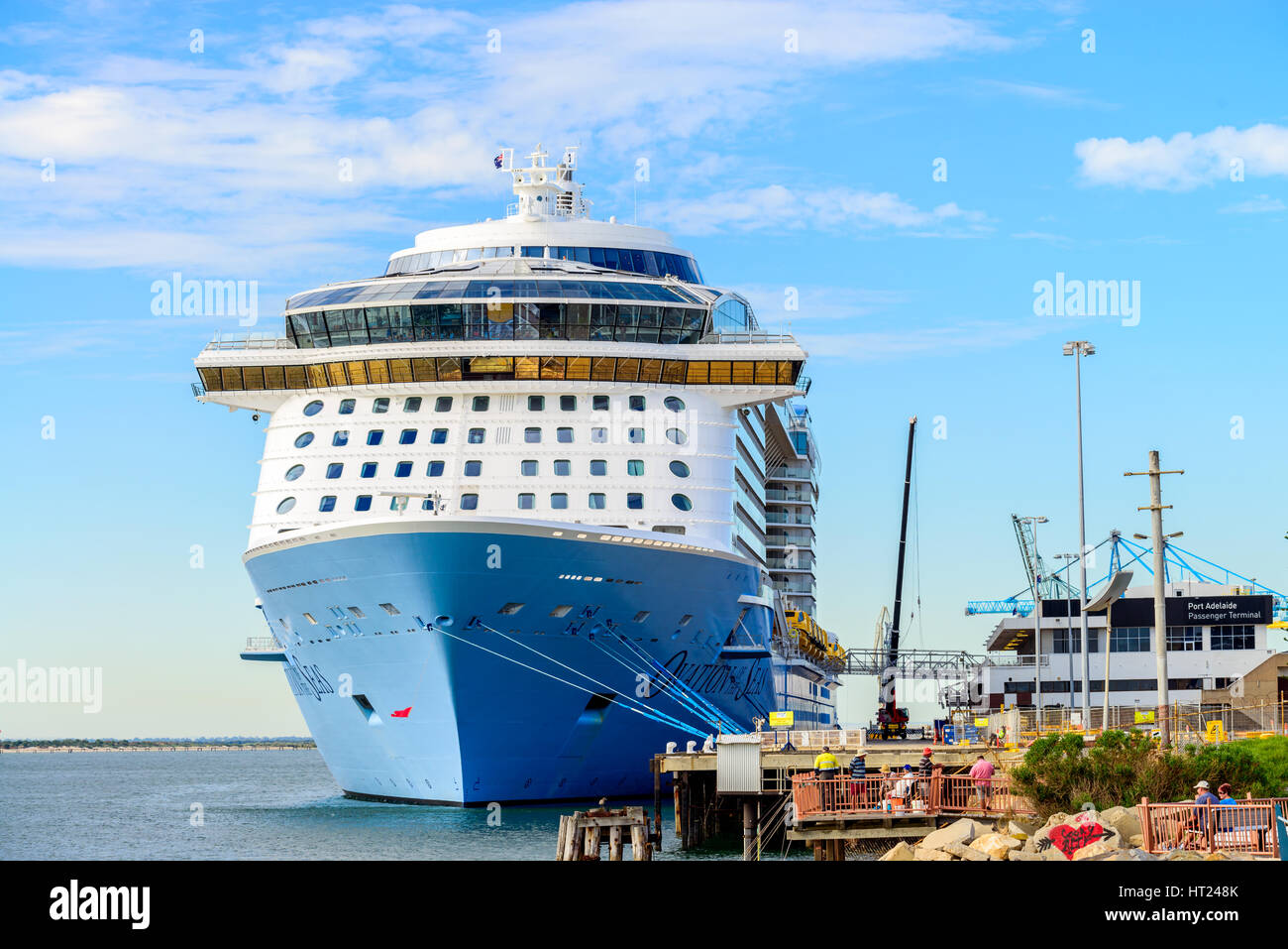 Port Adelaide, South Australia, 14. Februar 2017: MS Ovation der Meere Kreuzfahrtschiff am Außenhafen verankert. Es ist drittes Schiff in der Quantum-Klasse Stockfoto