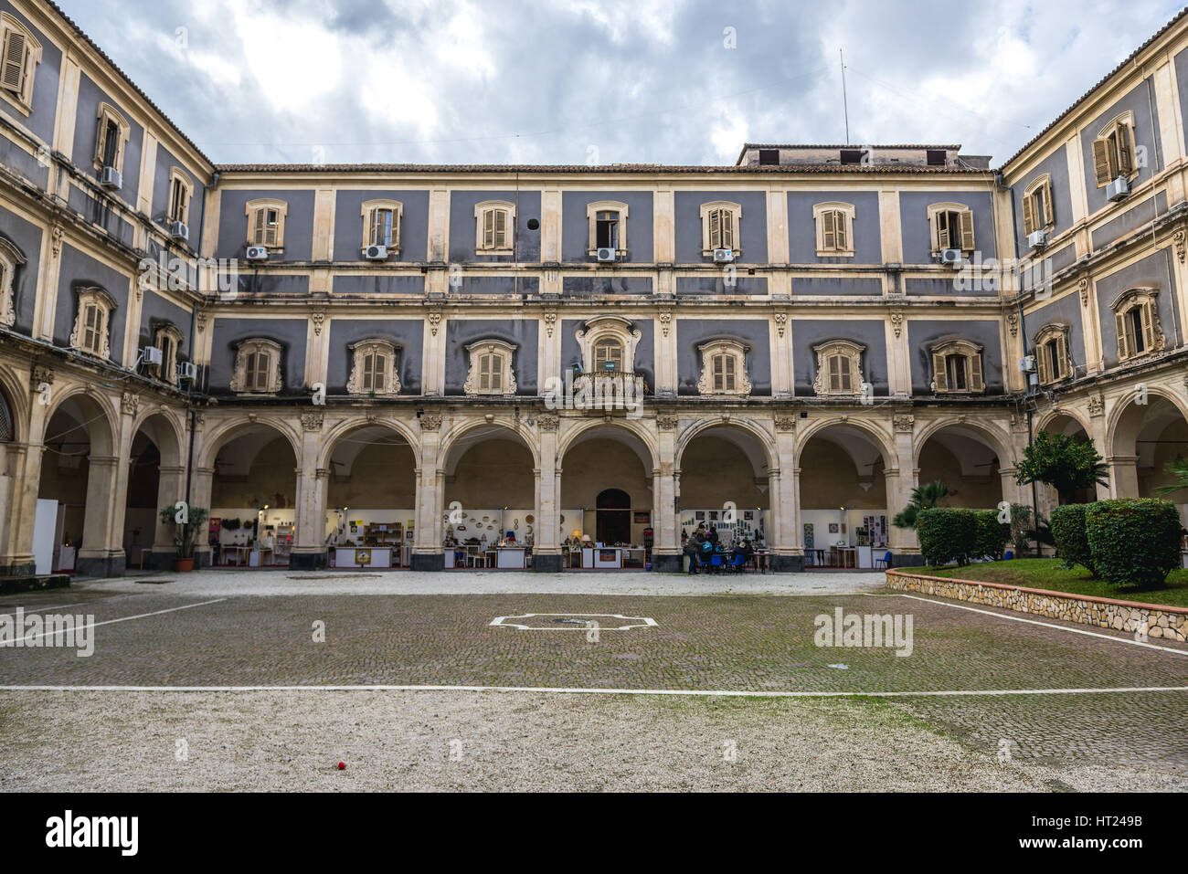 Hof des Palazzo Minoriti (Minoriti Palast) in Catania Stadt auf der Ostseite der Insel Sizilien, Italien Stockfoto
