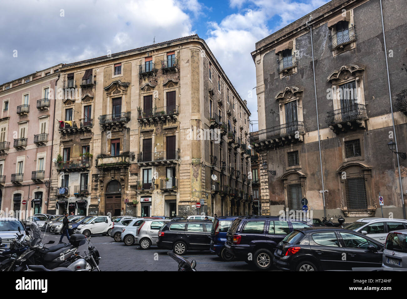 Gebäude in der Stadt Catania auf der Ostseite der Insel Sizilien, Italien. Manganelli Palace auf der rechten Seite Stockfoto