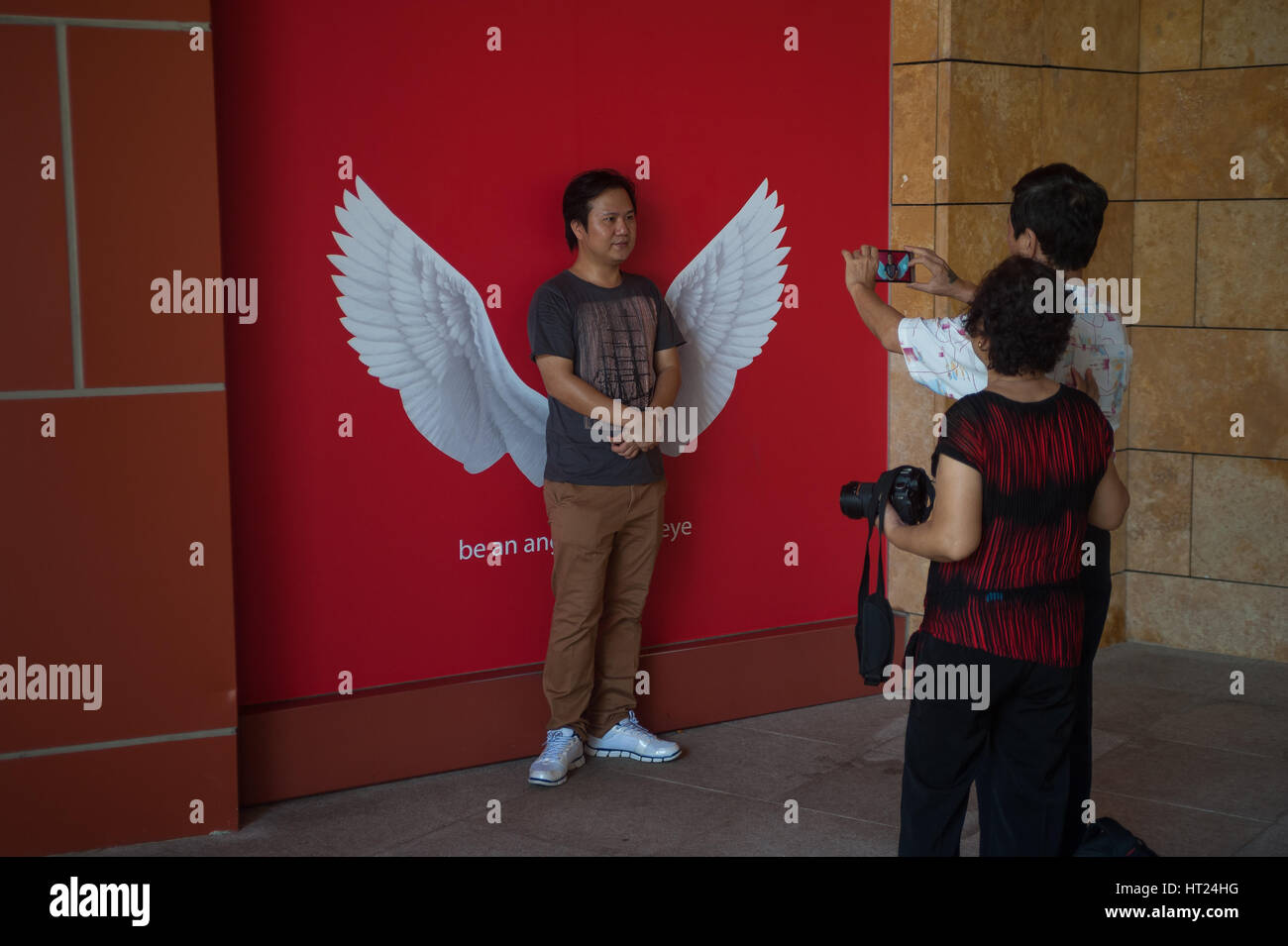 02.10.2016, Singapur, Republik Singapur - Menschen fotografieren sich mit zwei Engelsflügel auf Sentosa Island. Stockfoto