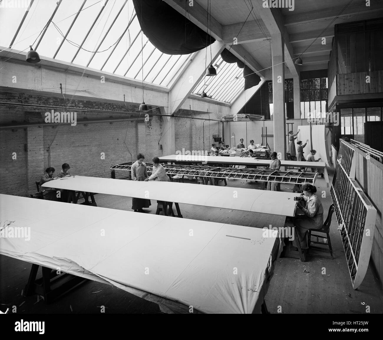 Flugzeugbau, Waring und Gillow Fabrik, Hammersmith, London, November 1916. Künstler: H Bedford Lemere. Stockfoto