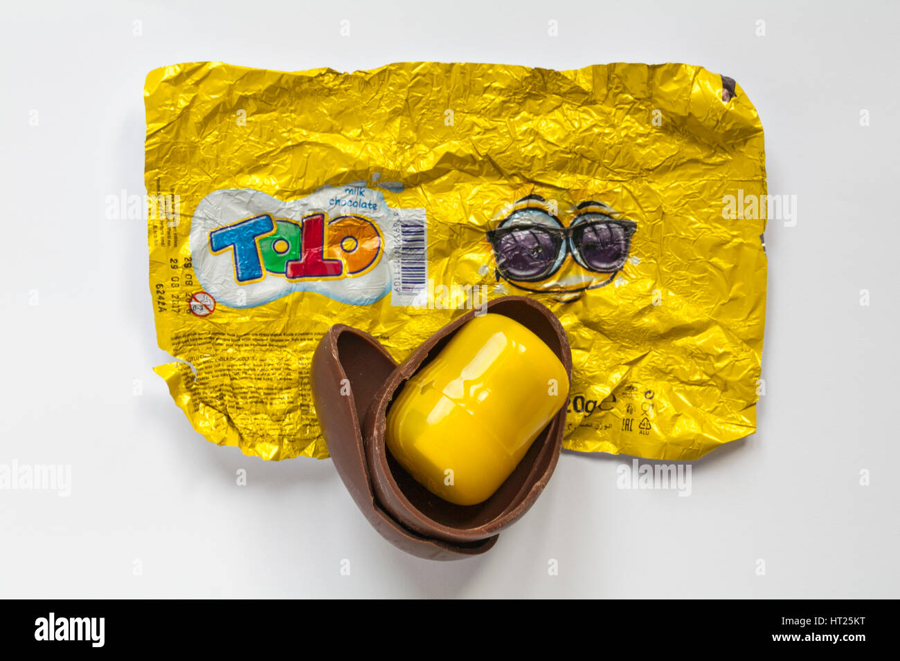 Offenen zerbrochen Toto Emoji Milchschokolade Ei mit Überraschung Spielzeug bereit für Ostern isoliert auf weißem Hintergrund Stockfoto