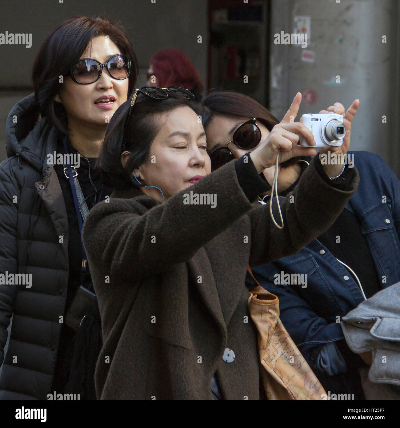 Belgrad, Serbien - drei asiatische Damen im Knez Mihailova Straße zu fotografieren Stockfoto