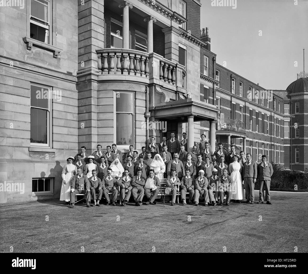 Krankenschwestern, Nonnen und militärischen Patienten außerhalb St Andrew's Hospital, Dollis Hill, London, Oktober 1916. Artist: Adolph Augustus Boucher. Stockfoto