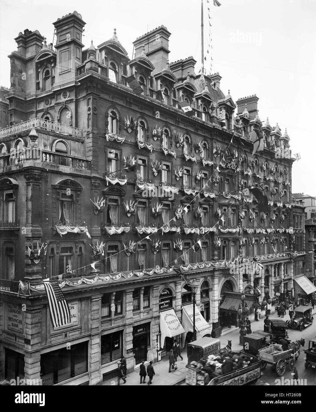 Frieden-Dekorationen auf die First Avenue Hotel, High Holborn, London, Januar 1919. Künstler: Adolf Augustus Boucher. Stockfoto