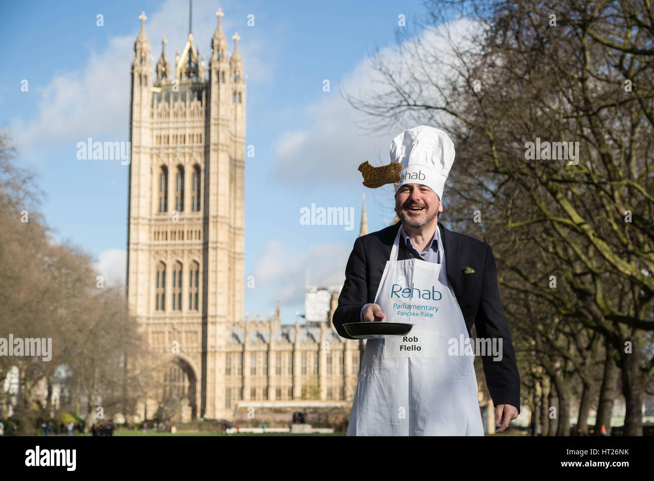 Rob Flello, MP für Stoke-on-Trent Süden. M/s, Lords und Medien besuchen das 20. jährlichen Reha parlamentarischen Pfannkuchen-Rennen in Victoria Gardens in Westminster, London, UK. Stockfoto