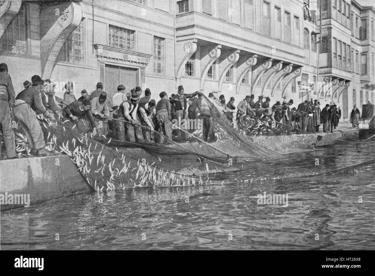 "Schleppen in einem Grippo 15000 Fisch am Emirgian am Bosporus", c1901, (1903). Künstler: unbekannt. Stockfoto